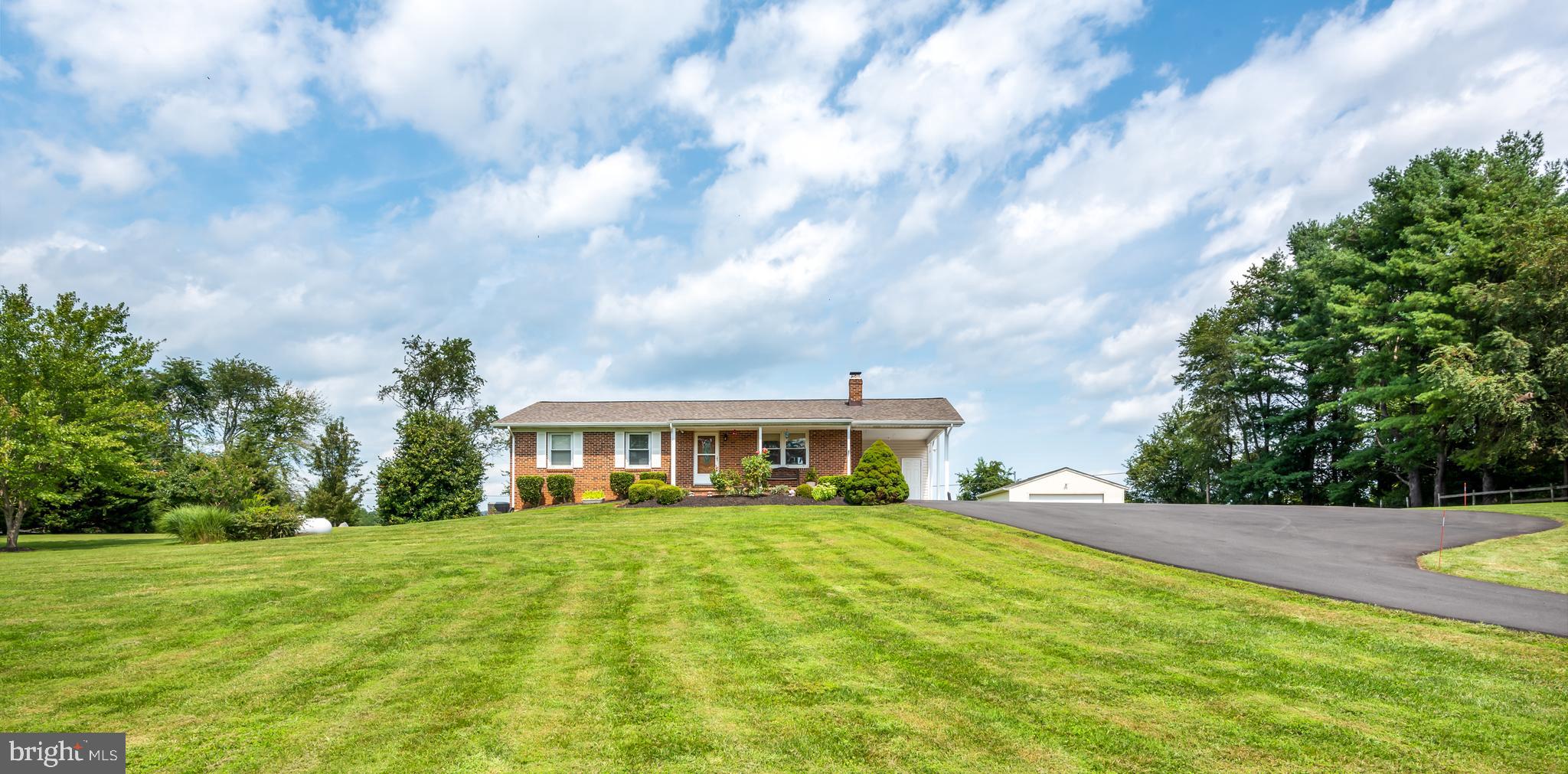 15000 Rolling Ridge Road Haymarket, VA 20169 - Photo 3 of 58 Large front yard