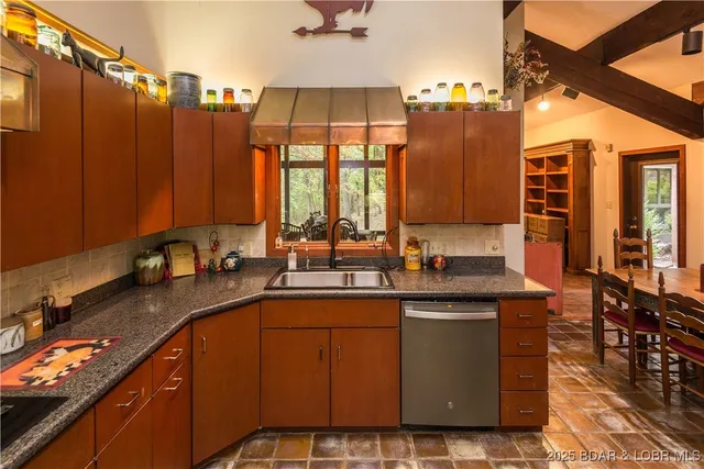 $799,900 | 1635 7 Hills Road, Jefferson City, MO 65101