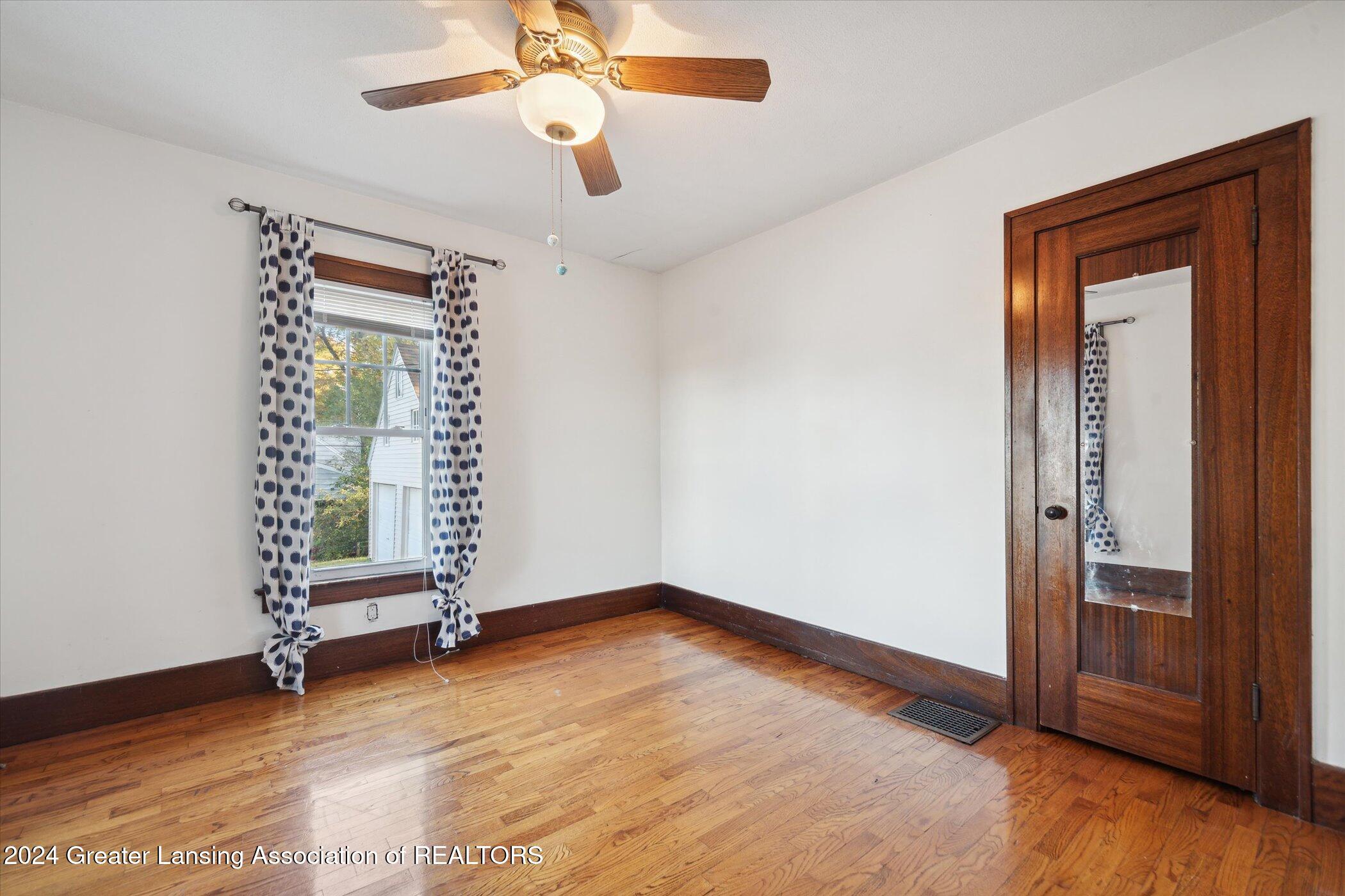 601 Ridgewood Avenue Lansing, MI 48910 - Photo 10 of 35 13-601-Ridgewood-Ave-Lansing-MI-48910-Wi