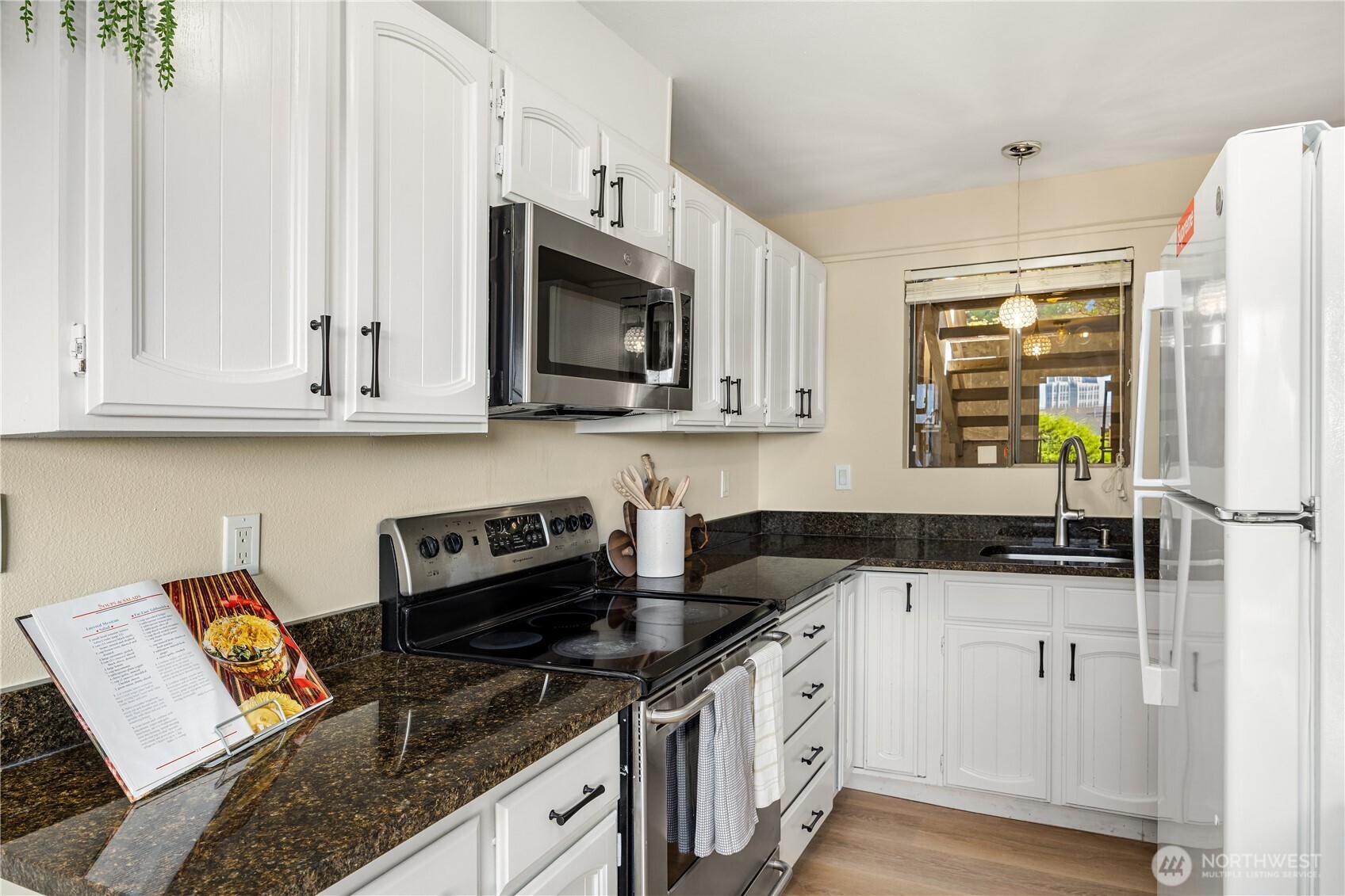 717 122nd Avenue Northeast, Unit B1 Bellevue, WA 98005 - Photo 5 of 21