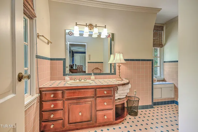 $799,000 | 733 Windmill Circle, Bristol, VA 24201