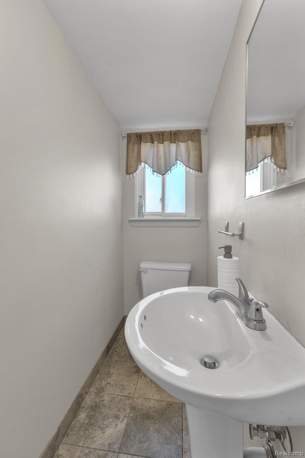 8126 Farnum Avenue Warren, MI 48093 - Photo 11 of 35 24-web-or-mls-DSC08861.jpg