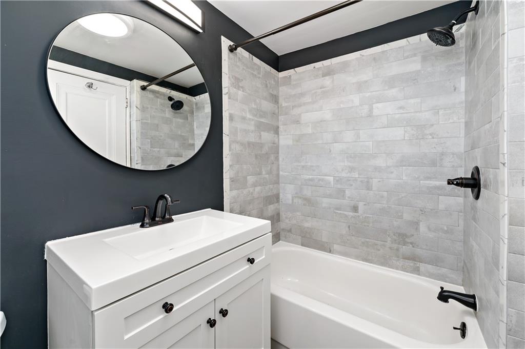 425 MacArthur Street McKees Rocks, PA 15136 - Photo 18 of 25 a bathroom with a sink toilet and bathtub