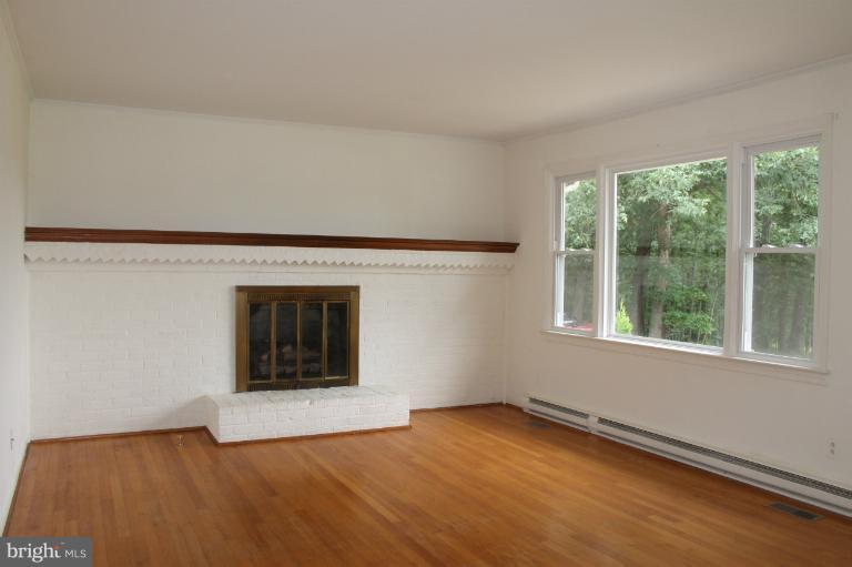 7330 Wilson Road Warrenton, VA 20186 - Photo 10 of 20 Living Room