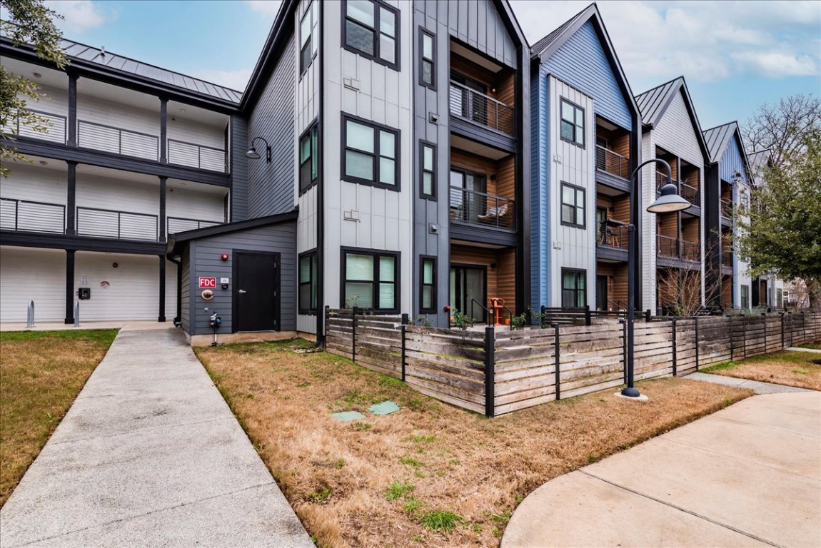 3101 Govalle Avenue, Unit 220 Austin, TX 78702 - Photo 16 of 26 a view of a building with sitting area
