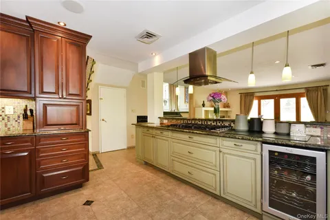 $1,699,998 | 3 Joy Drive, Manhasset Hills, NY 11040