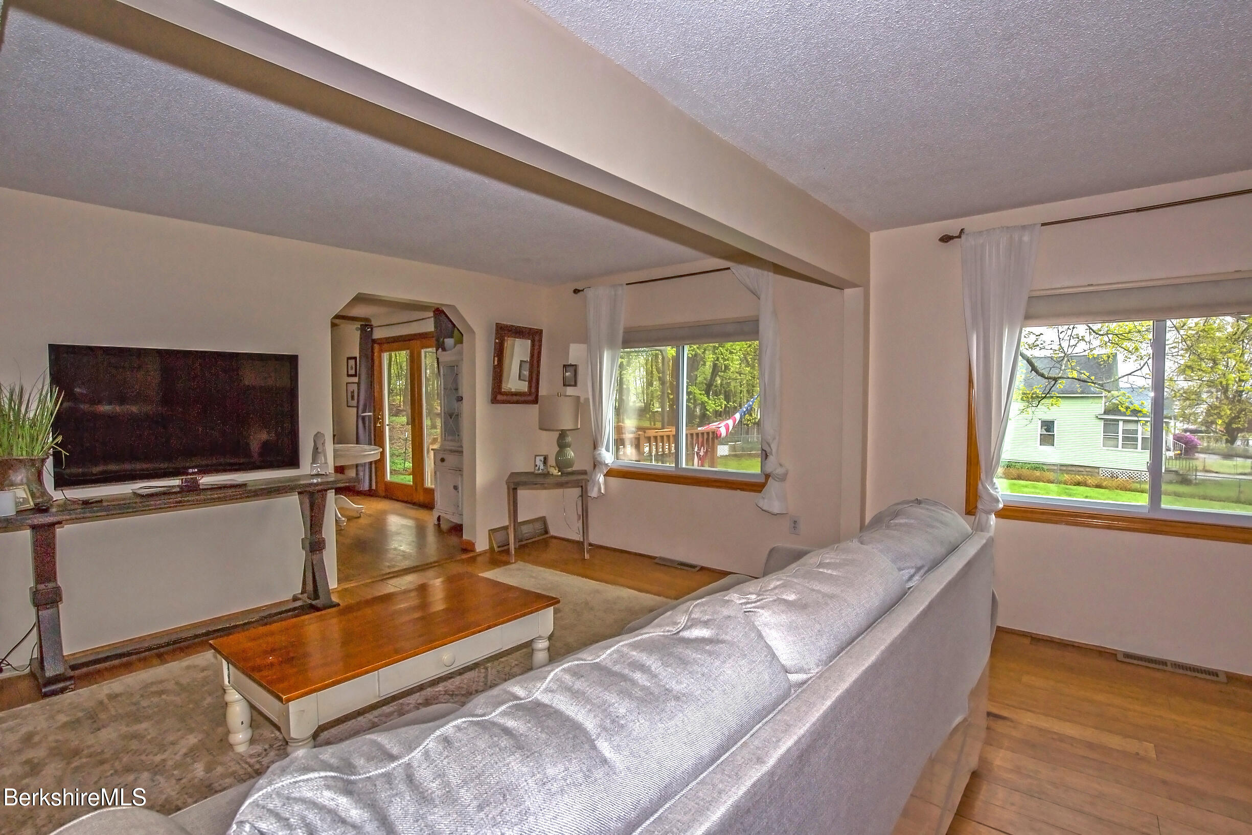 32 Lakeview Street Pittsfield, MA 01201 - Photo 19 of 44 Living