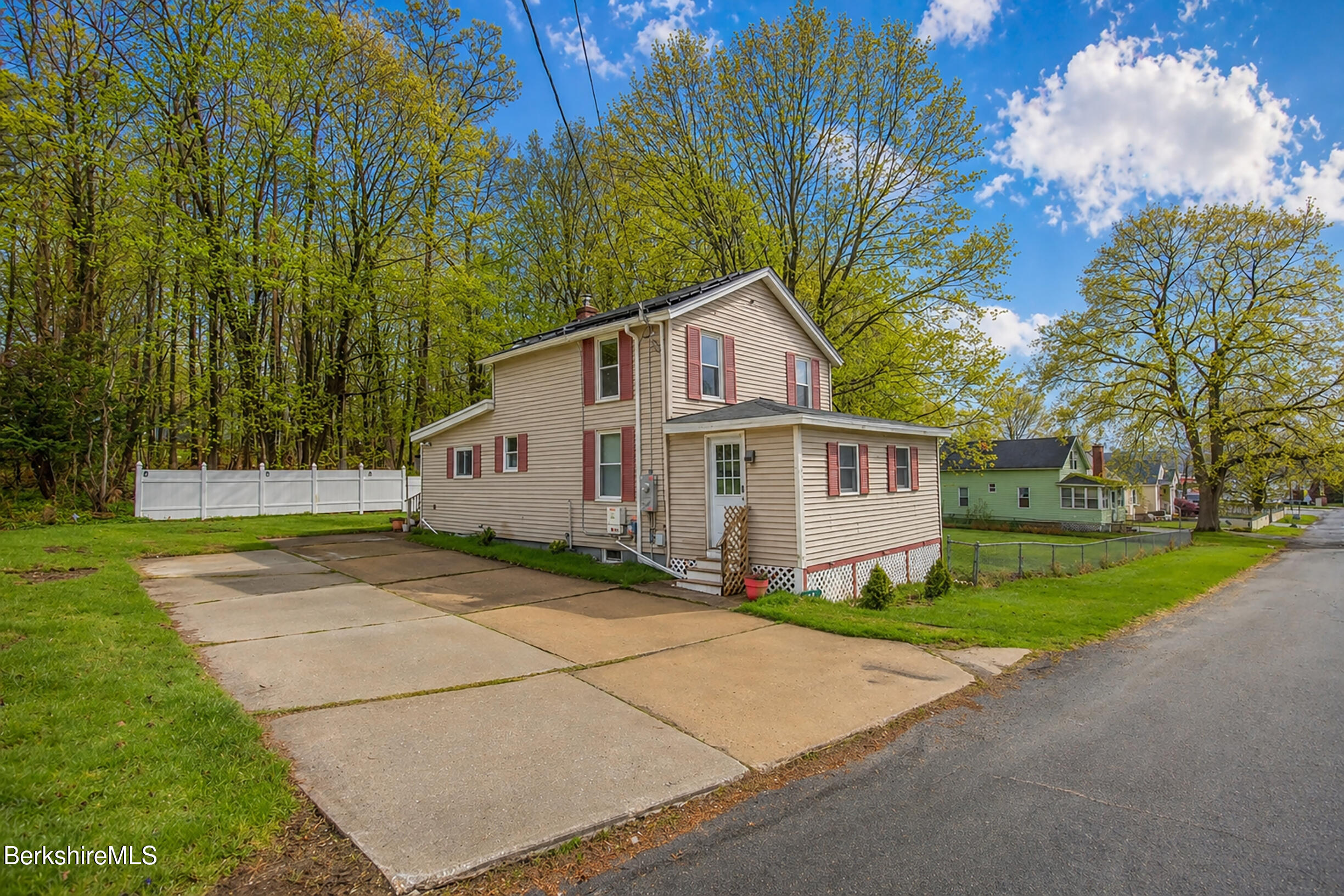 32 Lakeview Street Pittsfield, MA 01201 - Photo 3 of 44 Front