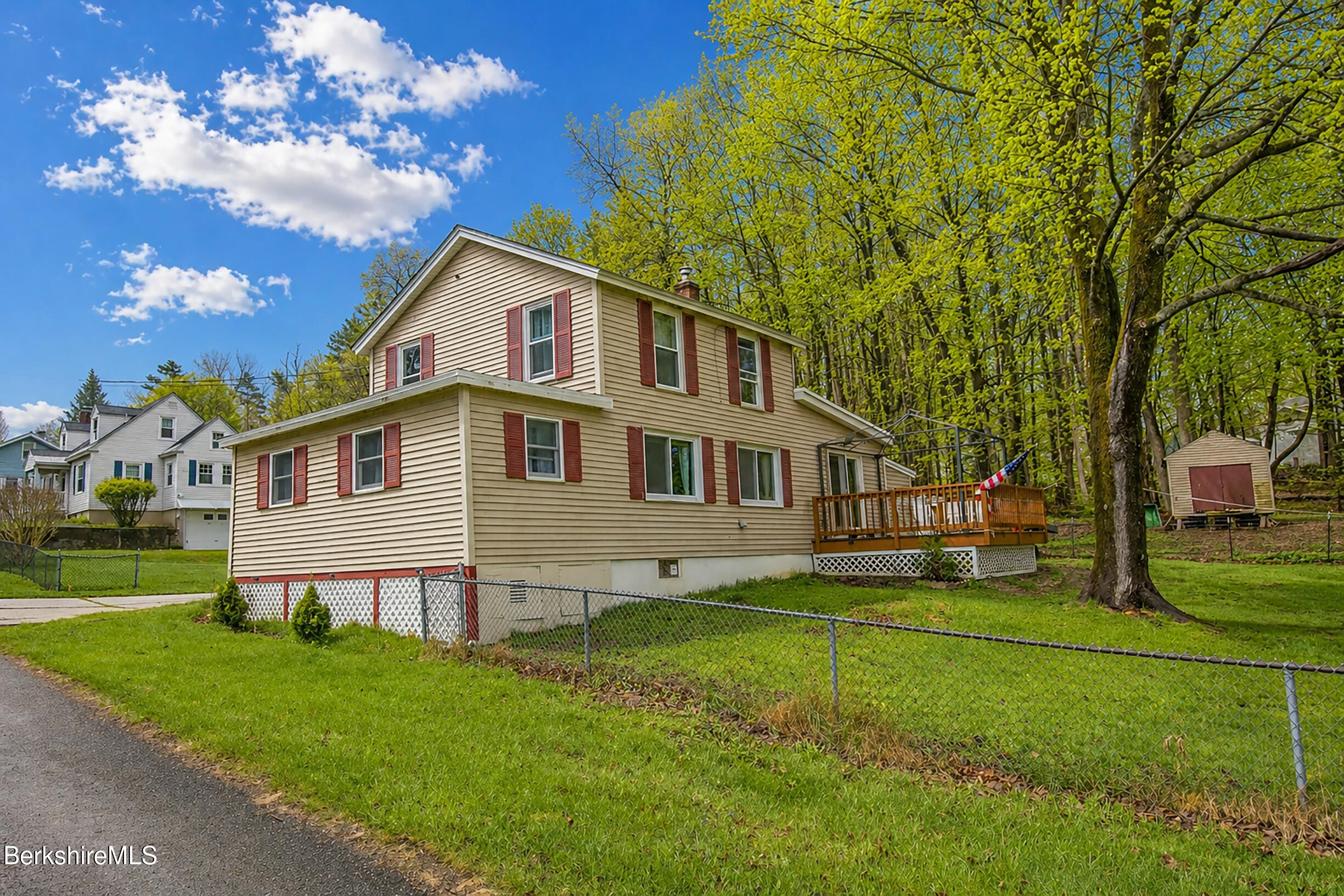 32 Lakeview Street Pittsfield, MA 01201 - Photo 4 of 44 Side