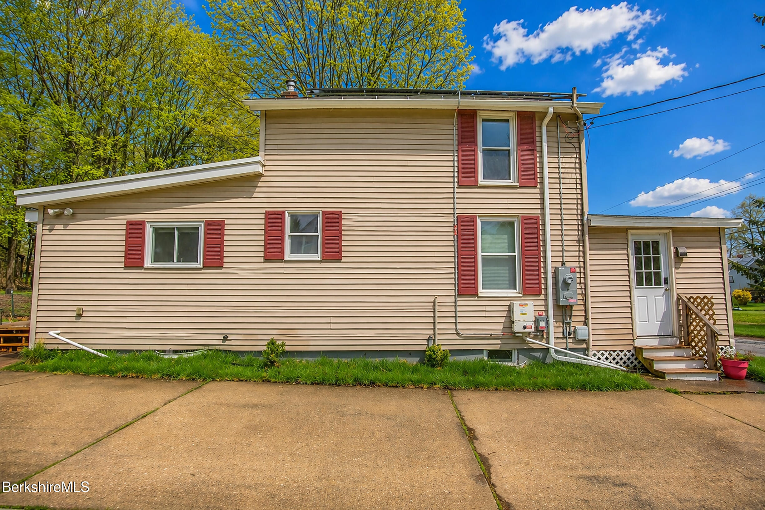32 Lakeview Street Pittsfield, MA 01201 - Photo 5 of 44 Side