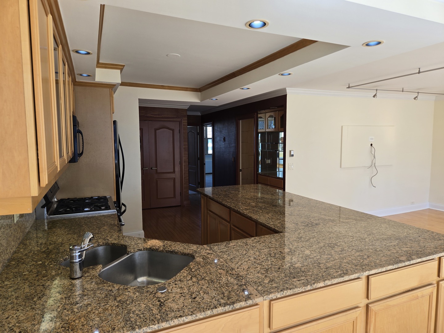 40 East Cedar Street, Unit 21C Chicago, IL 60611 - Photo 19 of 33 a kitchen with sink shower and granite