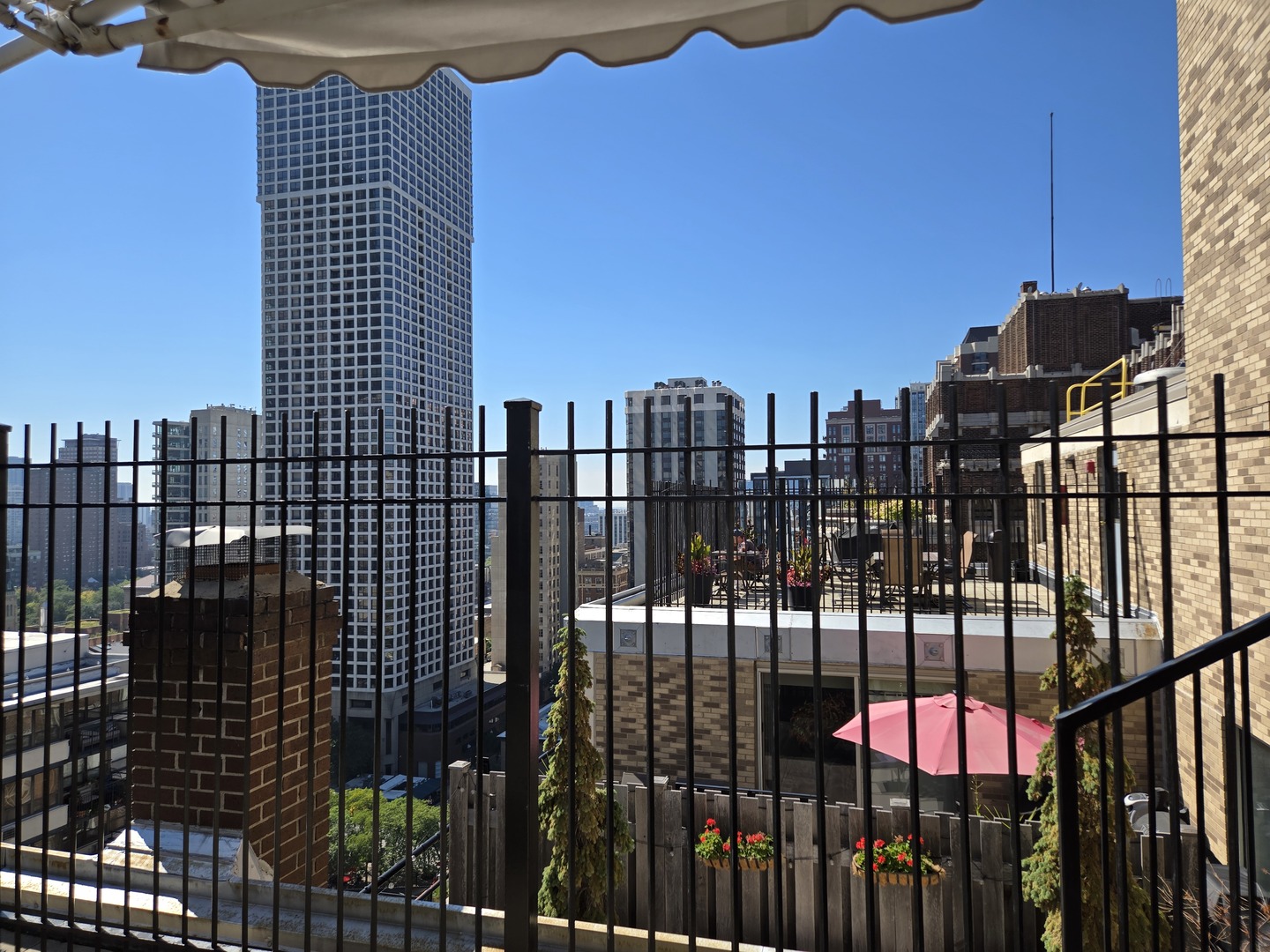 40 East Cedar Street, Unit 21C Chicago, IL 60611 - Photo 30 of 33 a view of balcony