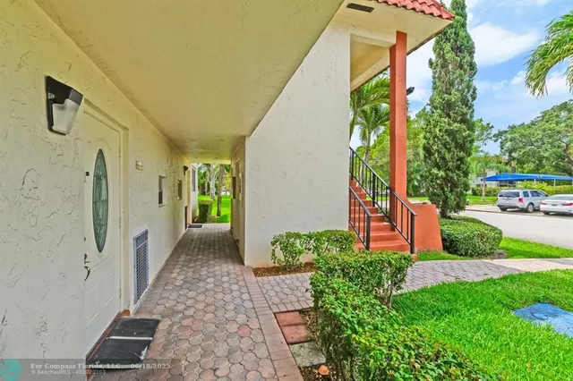 a view of a back yard