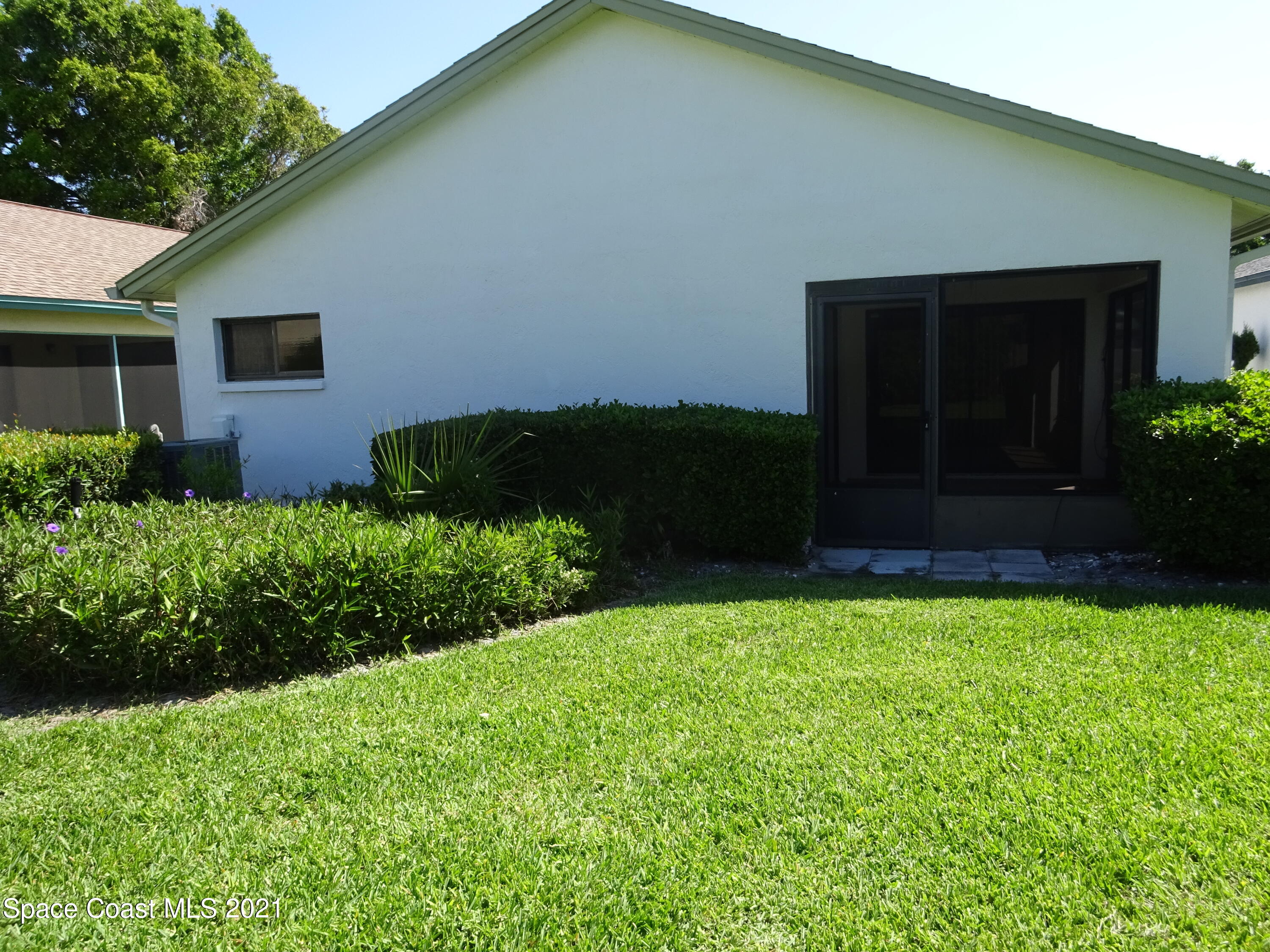 381 Myrtlewood Road Melbourne, FL 32940 - Photo 4 of 31 a backyard of a house with lots of green space