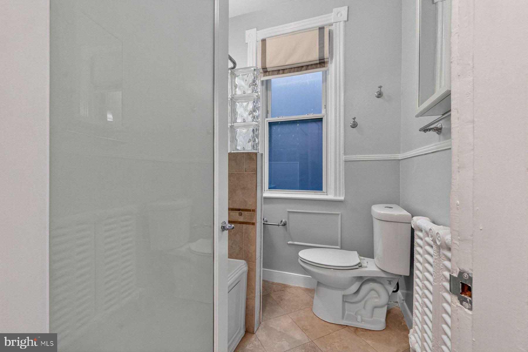 19 R Street Northwest, Unit A Washington, DC 20001 - Photo 30 of 37 Upper level bath with soaking tub