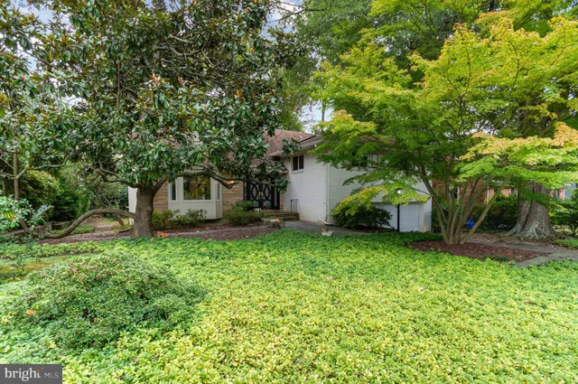a view of a house with a backyard