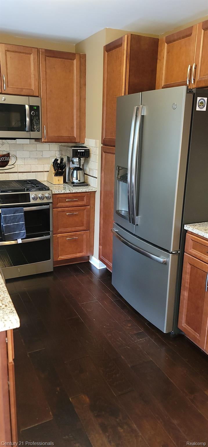 1520 Hidden Valley Lane Rochester, MI 48306 - Photo 17 of 29 Plenty of Cabinets