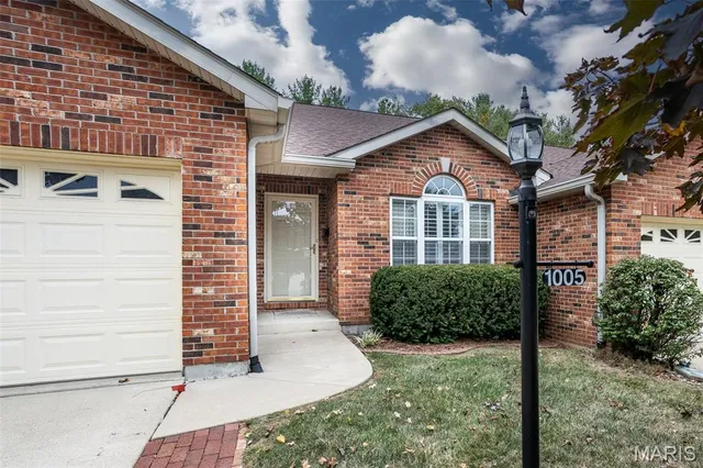 $245,000 | 1005 Lexington Estates Drive, Godfrey, IL 62035