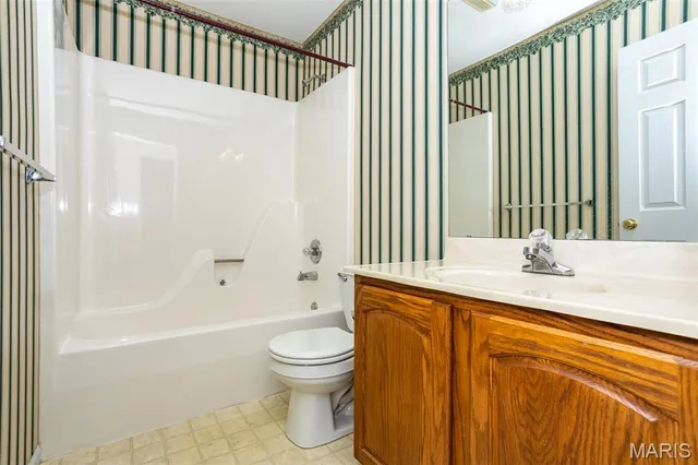 $245,000 | 1005 Lexington Estates Drive, Godfrey, IL 62035