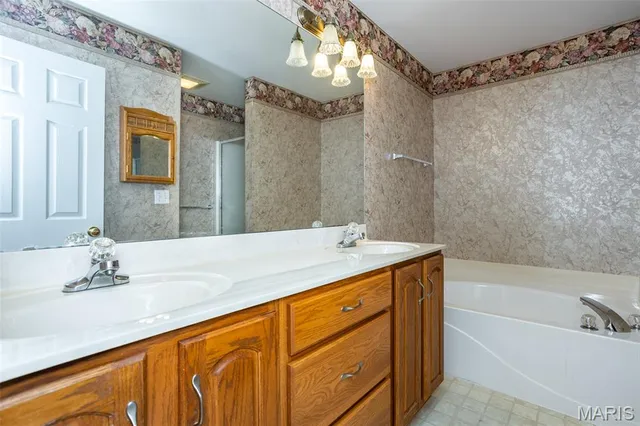 $245,000 | 1005 Lexington Estates Drive, Godfrey, IL 62035