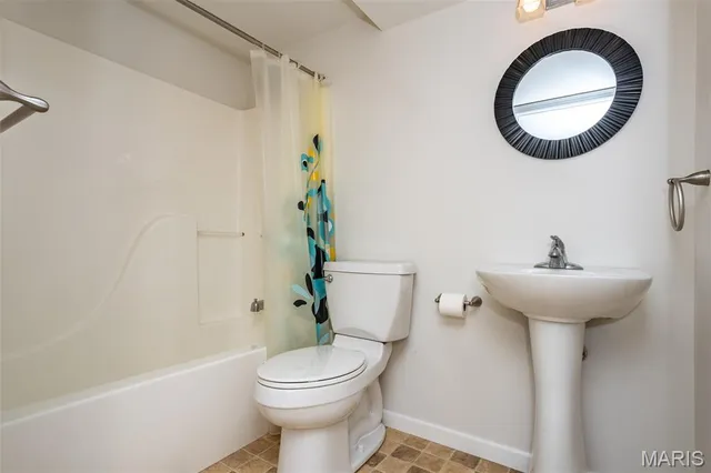 $245,000 | 1005 Lexington Estates Drive, Godfrey, IL 62035