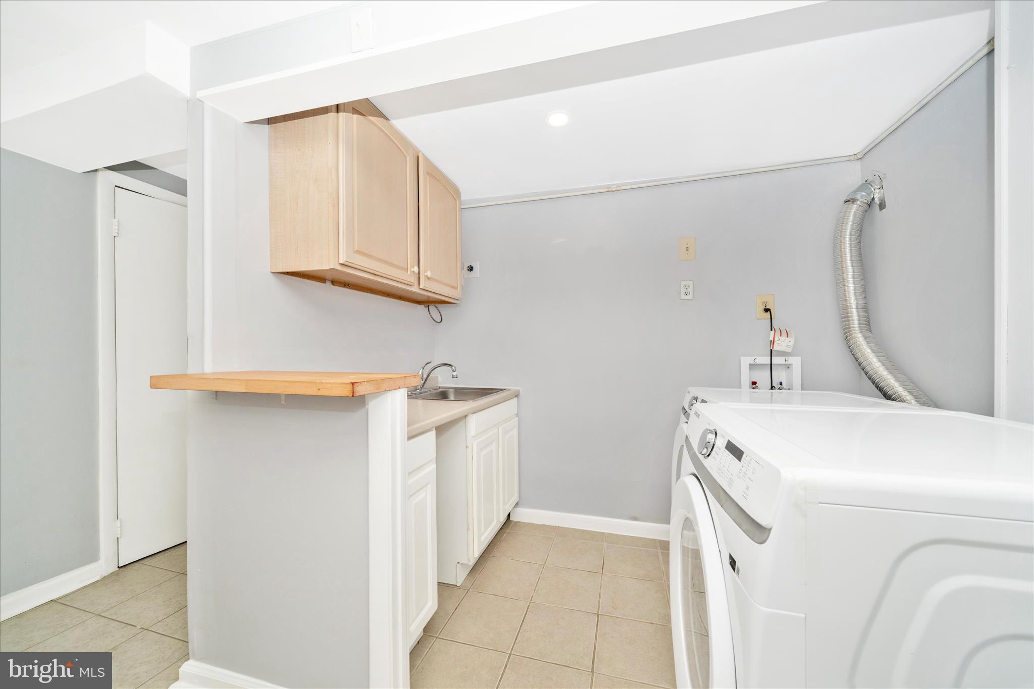 821 Rittenhouse Street Hyattsville, MD 20783 - Photo 41 of 59 a utility room with dryer and washer