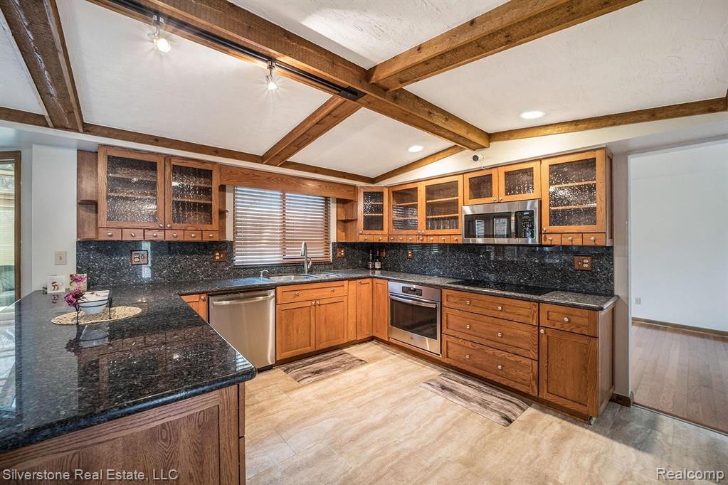 873 North Adams Road Rochester Hills, MI 48309 - Photo 12 of 37