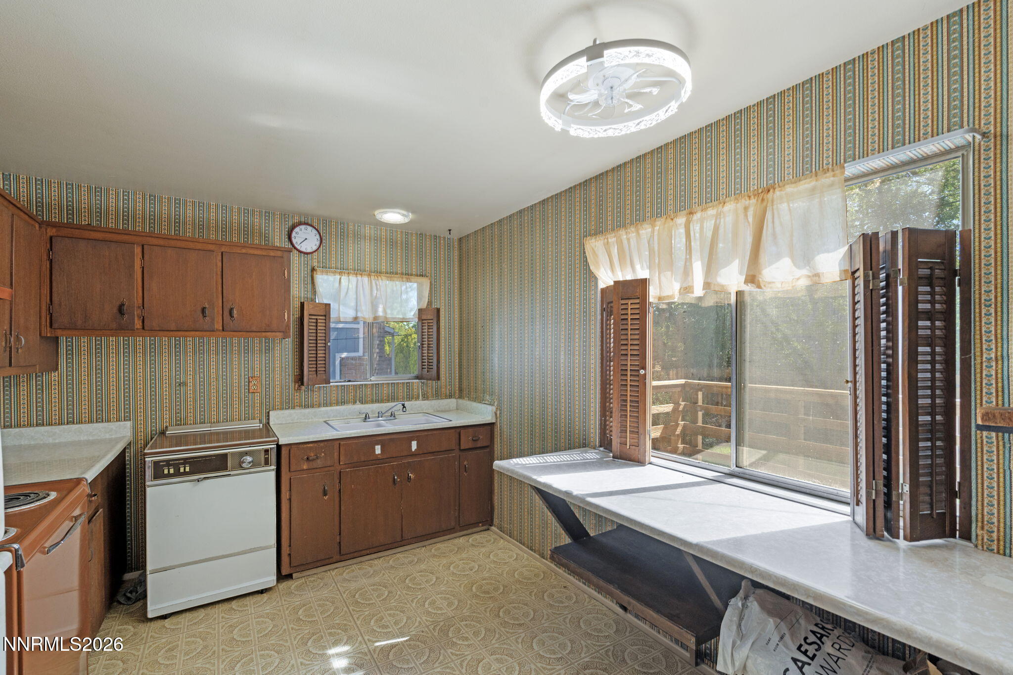 7720 Fowler Avenue Reno, NV 89506 - Photo 8 of 26 13-web-or-mls-DSC00523