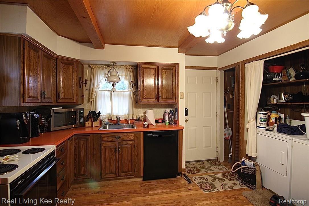 2891 Dearborn Avenue Rochester, MI 48309 - Photo 8 of 15 IMG_9025.jpg