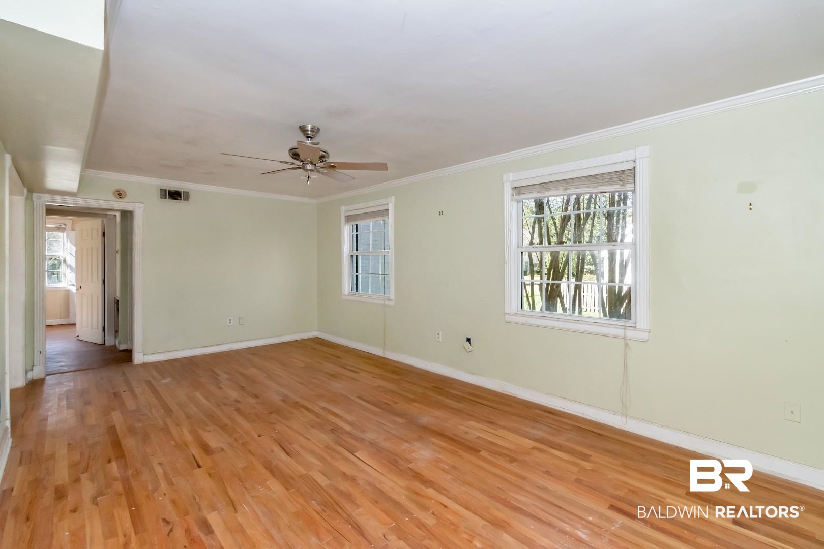 214 Upham Street, Unit 4A Mobile, AL 36607 - Photo 12 of 23 Spare room with ceiling fan, visible vents, light wood-style flooring, and ornamental molding