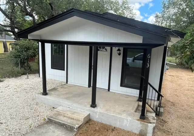 $1,400 | 613 South Saunders Street, Seguin, TX 78155