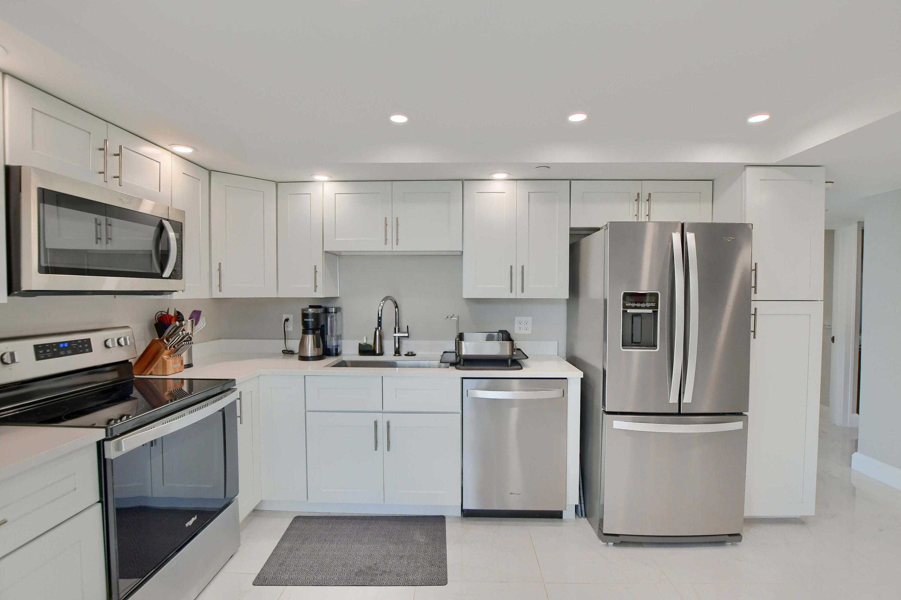 7847 Lakeside Boulevard, Unit 1032 Boca Raton, FL 33434 - Photo 13 of 49 13_ebf_1640-hdr(5)