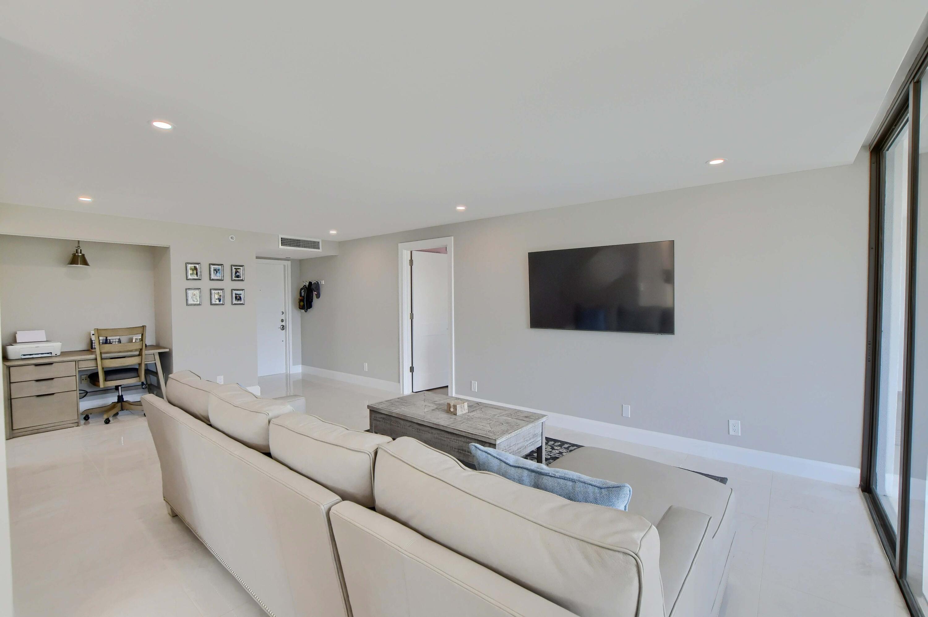 7847 Lakeside Boulevard, Unit 1032 Boca Raton, FL 33434 - Photo 5 of 49 05_ebf_1600-hdr(5)