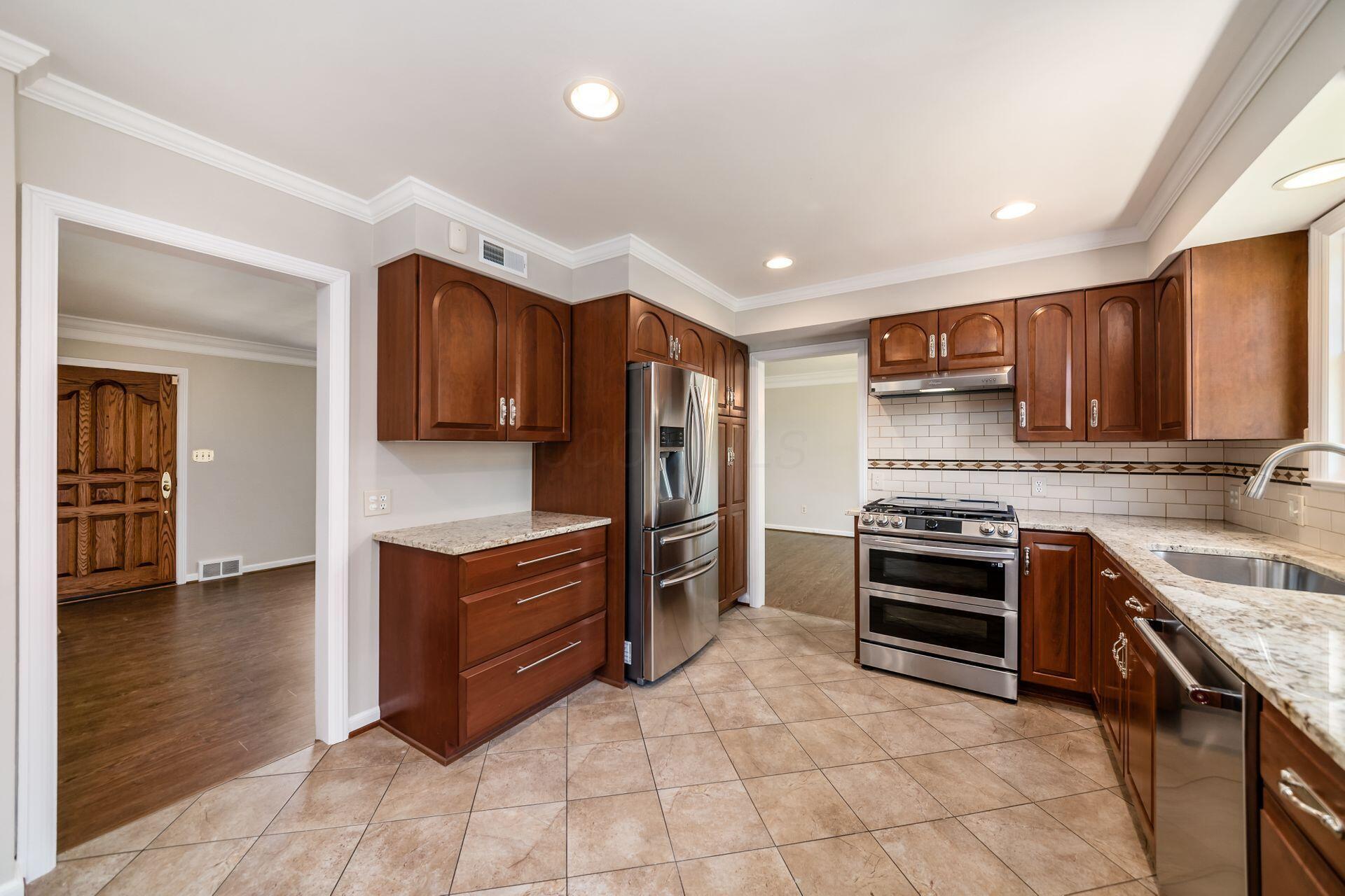 2014 Edgemont Road North Upper Arlington, OH 43212 - Photo 19 of 55 Kitchen