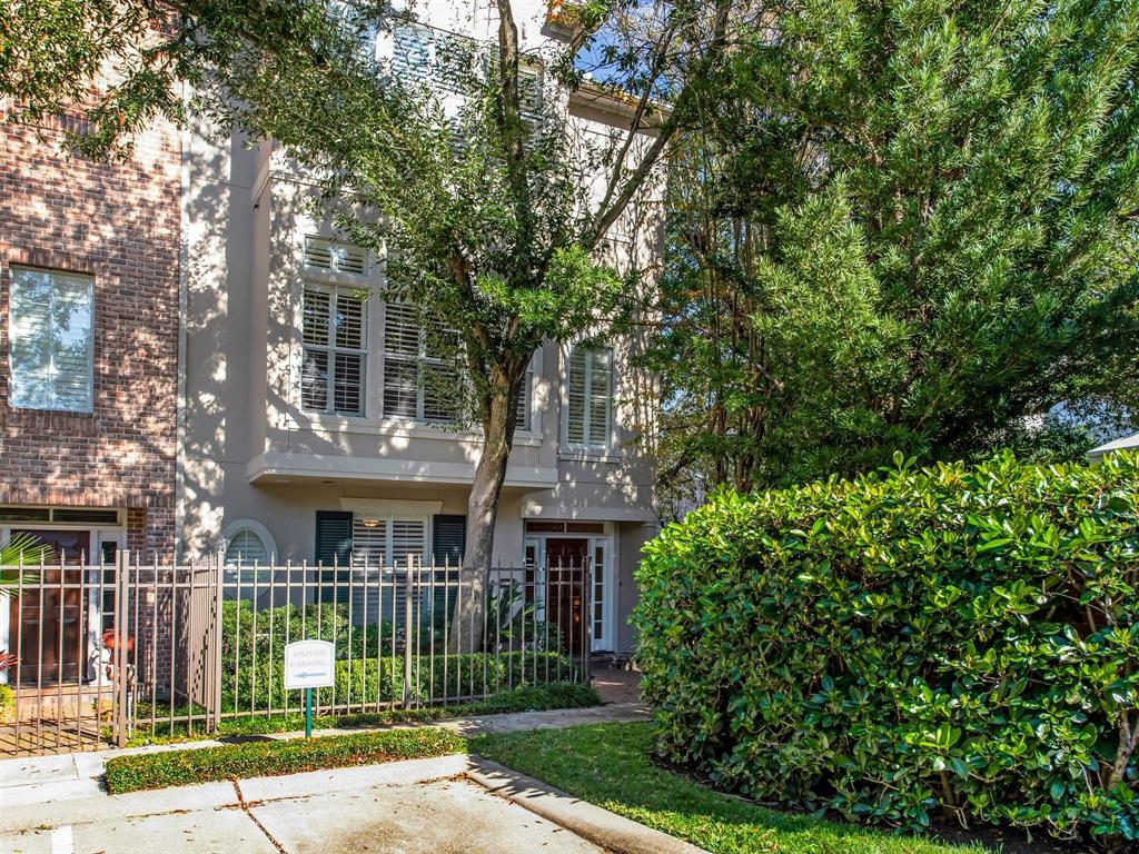 Welcome to your luxury townhome, located in the puluse of Houston living. You are a block or two away from all the best that the city has to offer, nicely situated within this gated community of Bancroft Square.