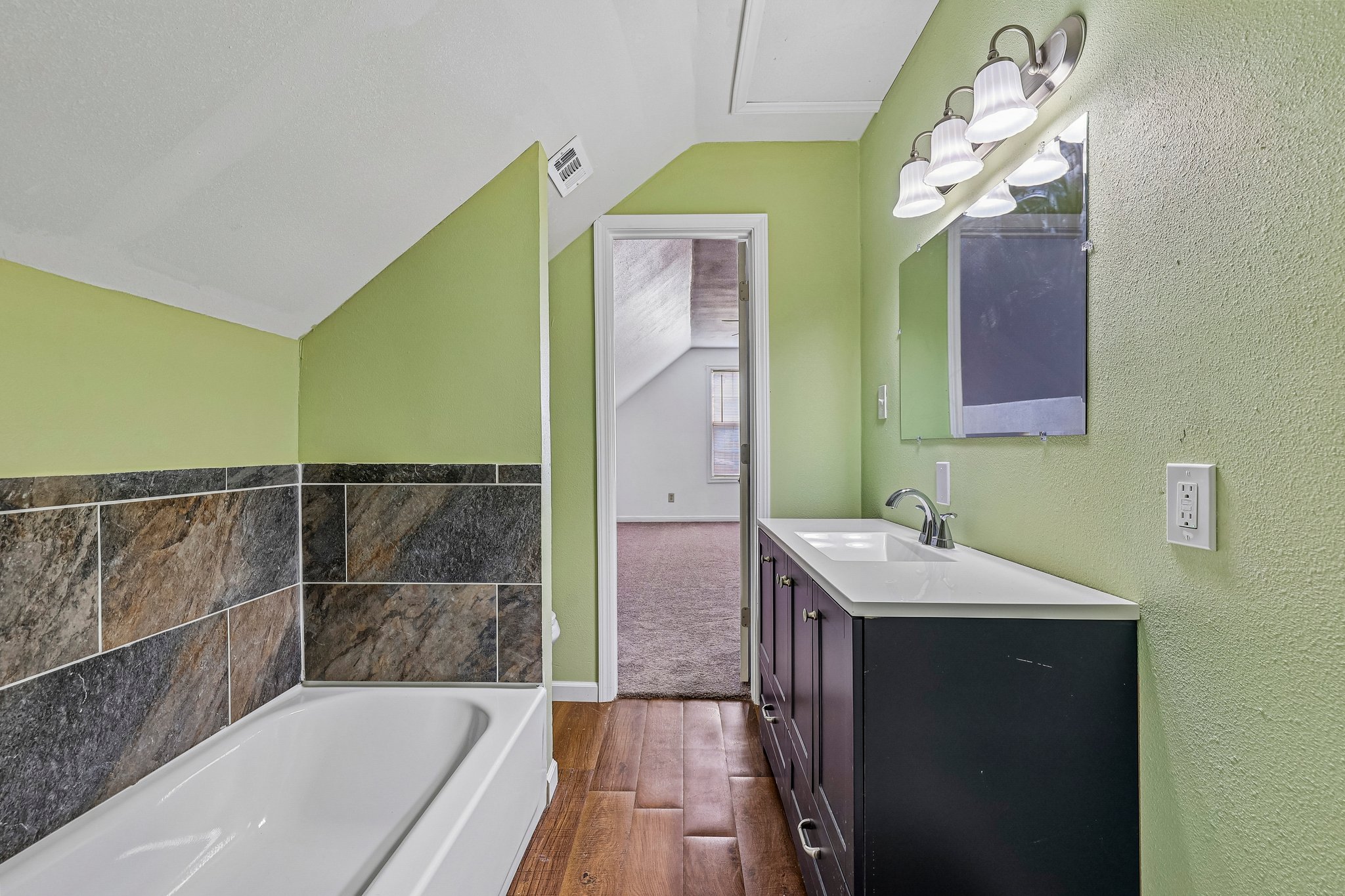 122 Dodd Preston Road Elgin, TX 78621 - Photo 28 of 37 upstairs jack and jill