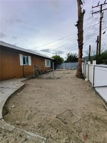 a view of a backyard