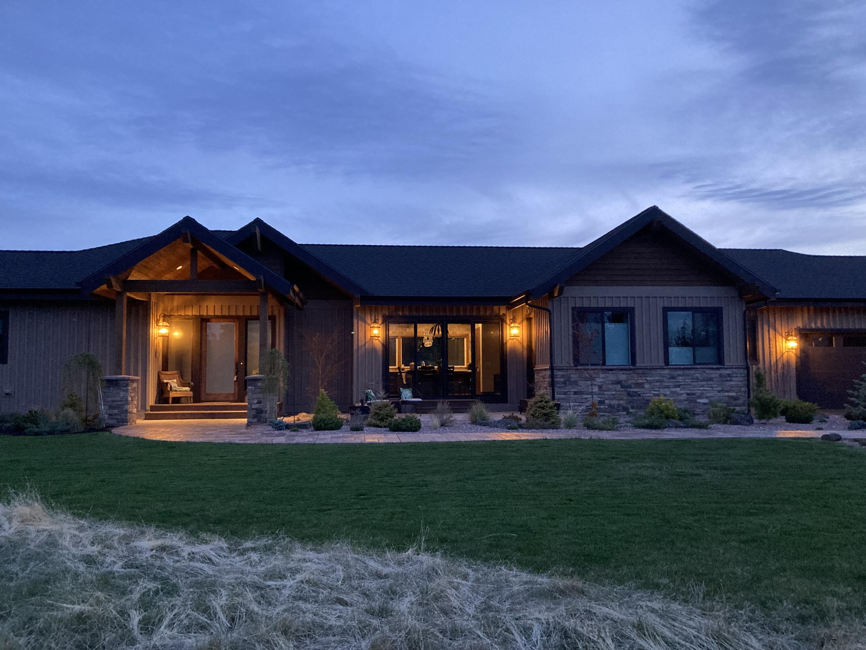 20085 Pacific Heights Rd Bend Bend, OR 97703 - Photo 3 of 49 Evening front
