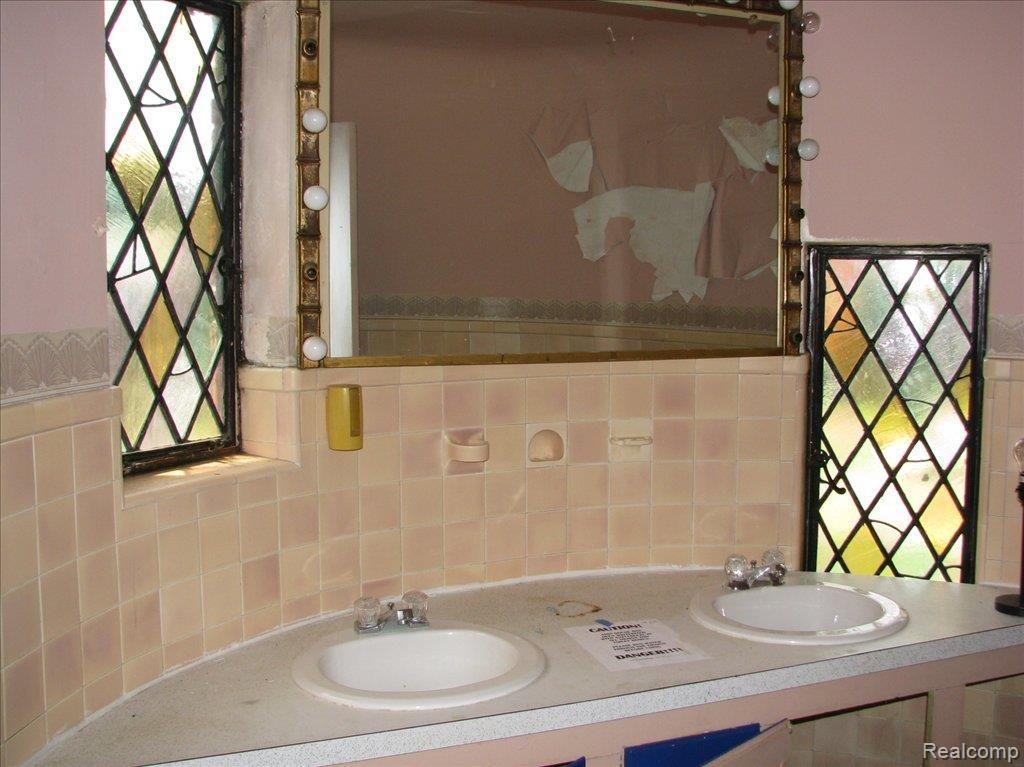 15710 Ashton Road Detroit, MI 48223 - Photo 3 of 5 IMG_1404