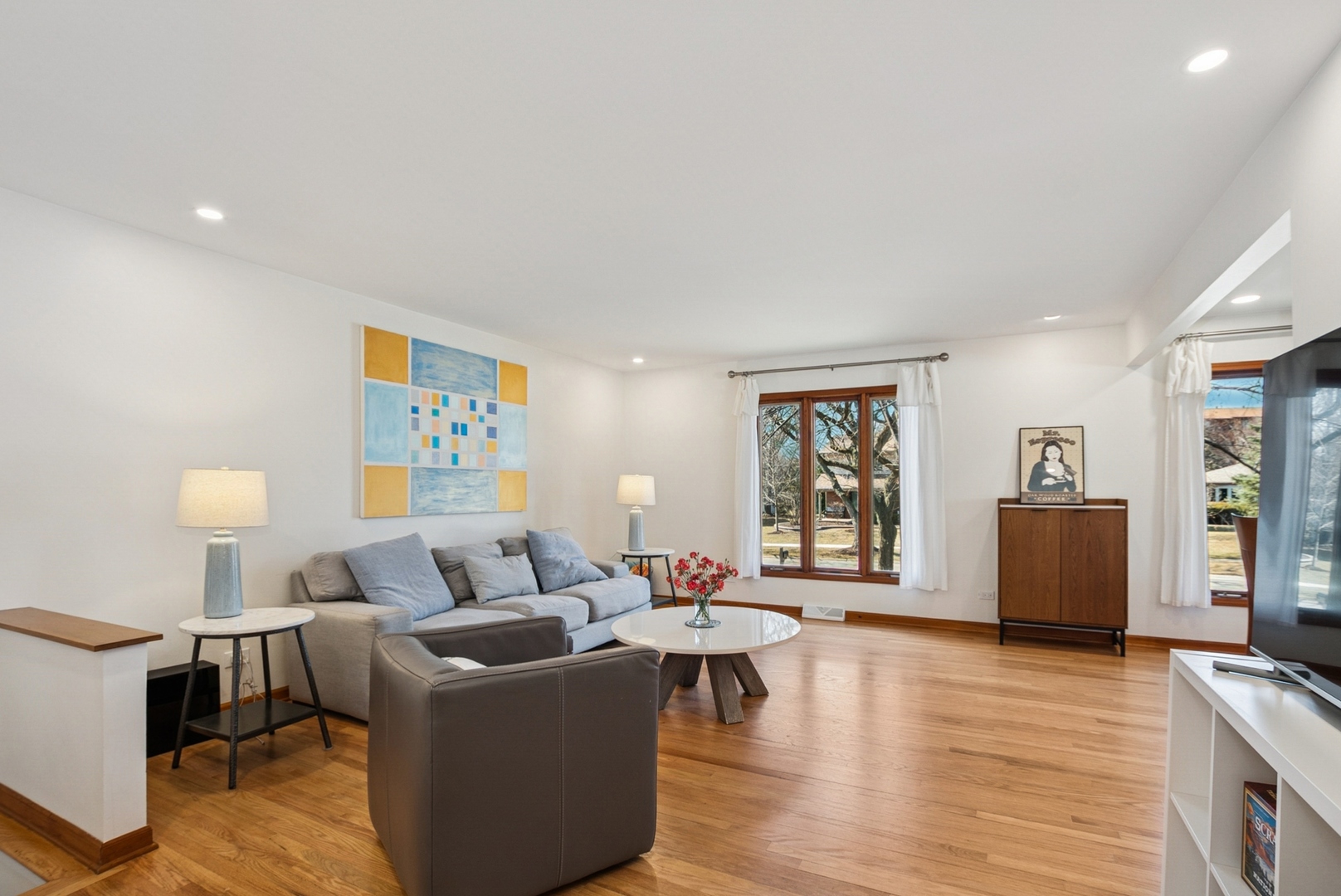 7925 Glen Lane Darien, IL 60561 - Photo 11 of 25 a living room with furniture and wooden floor
