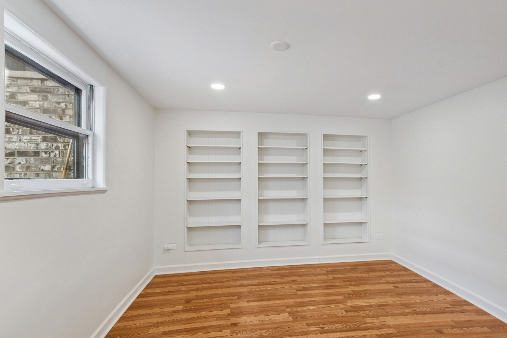 7925 Glen Lane Darien, IL 60561 - Photo 20 of 25 a view of a room with a rug and a window