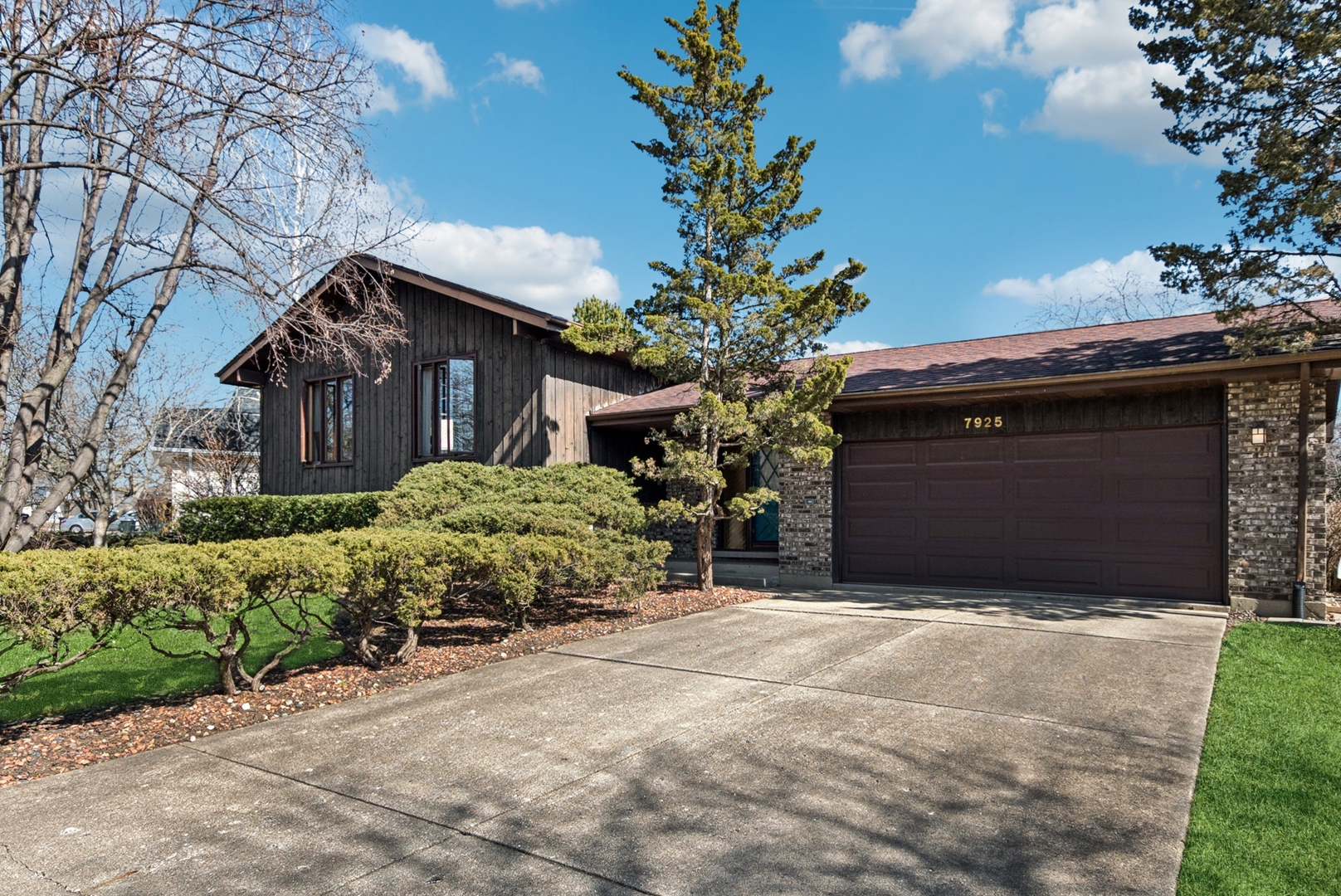 7925 Glen Lane Darien, IL 60561 - Photo 2 of 25 a front view of a house with a garden