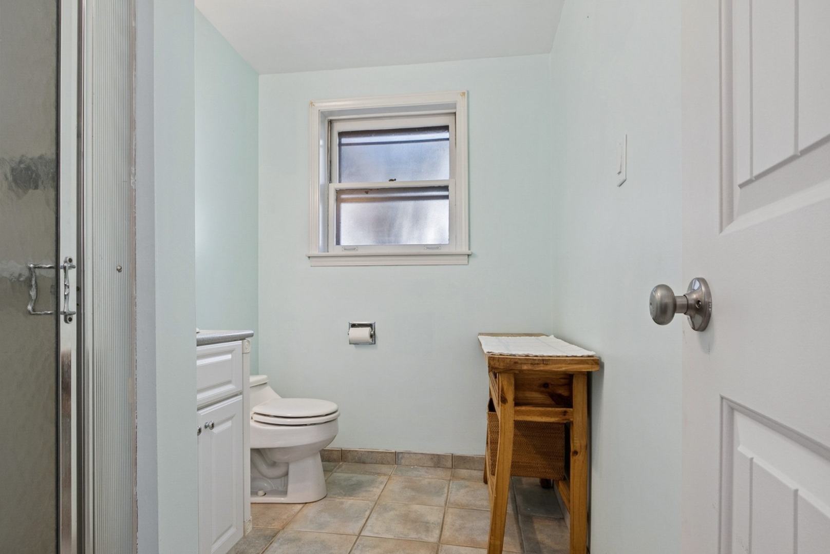 7925 Glen Lane Darien, IL 60561 - Photo 21 of 25 a bathroom with a toilet and a sink