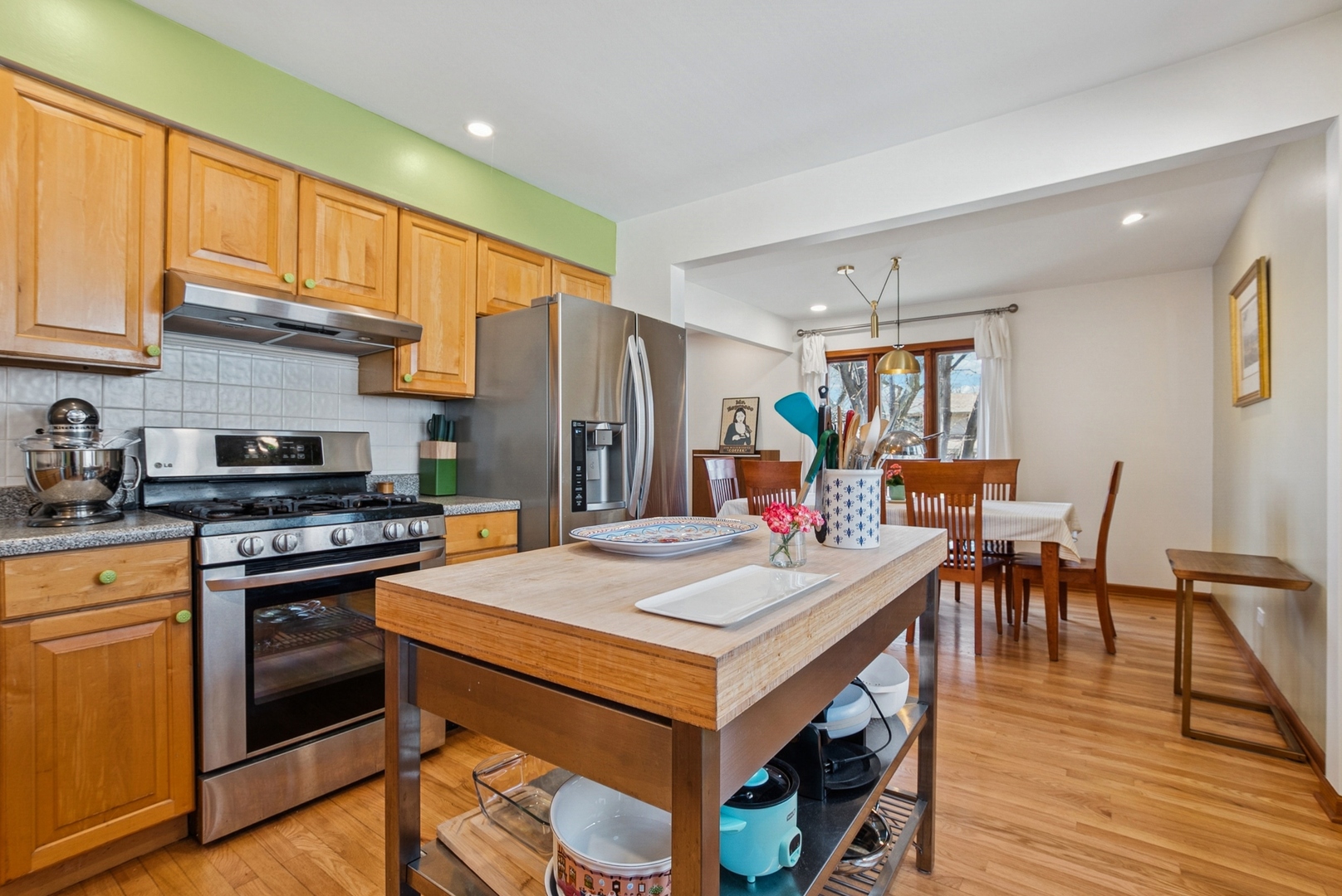 7925 Glen Lane Darien, IL 60561 - Photo 8 of 25 a kitchen with a stove a refrigerator and a dining table