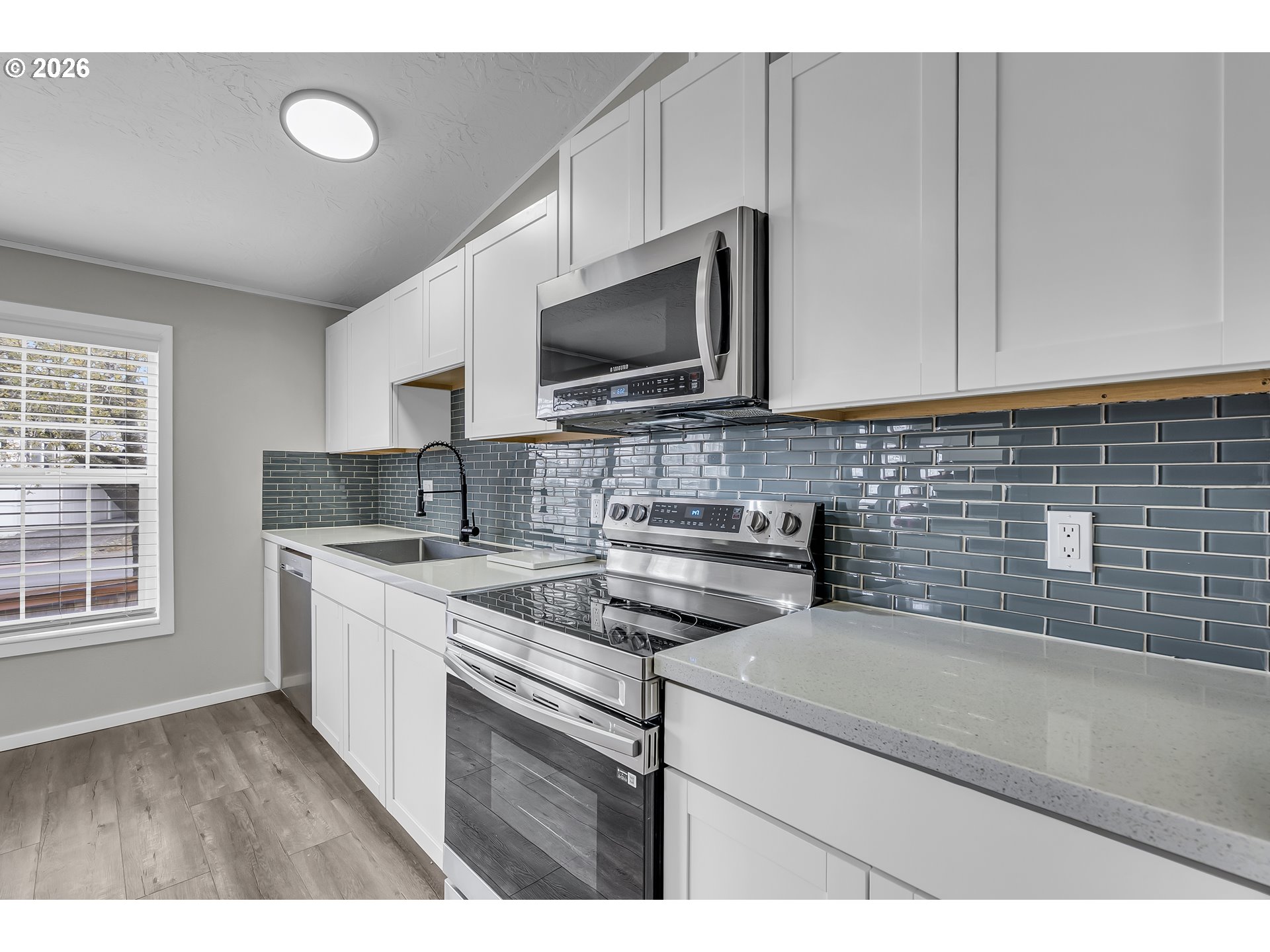 672 Southwest Sunset Way Troutdale, OR 97060 - Photo 11 of 38