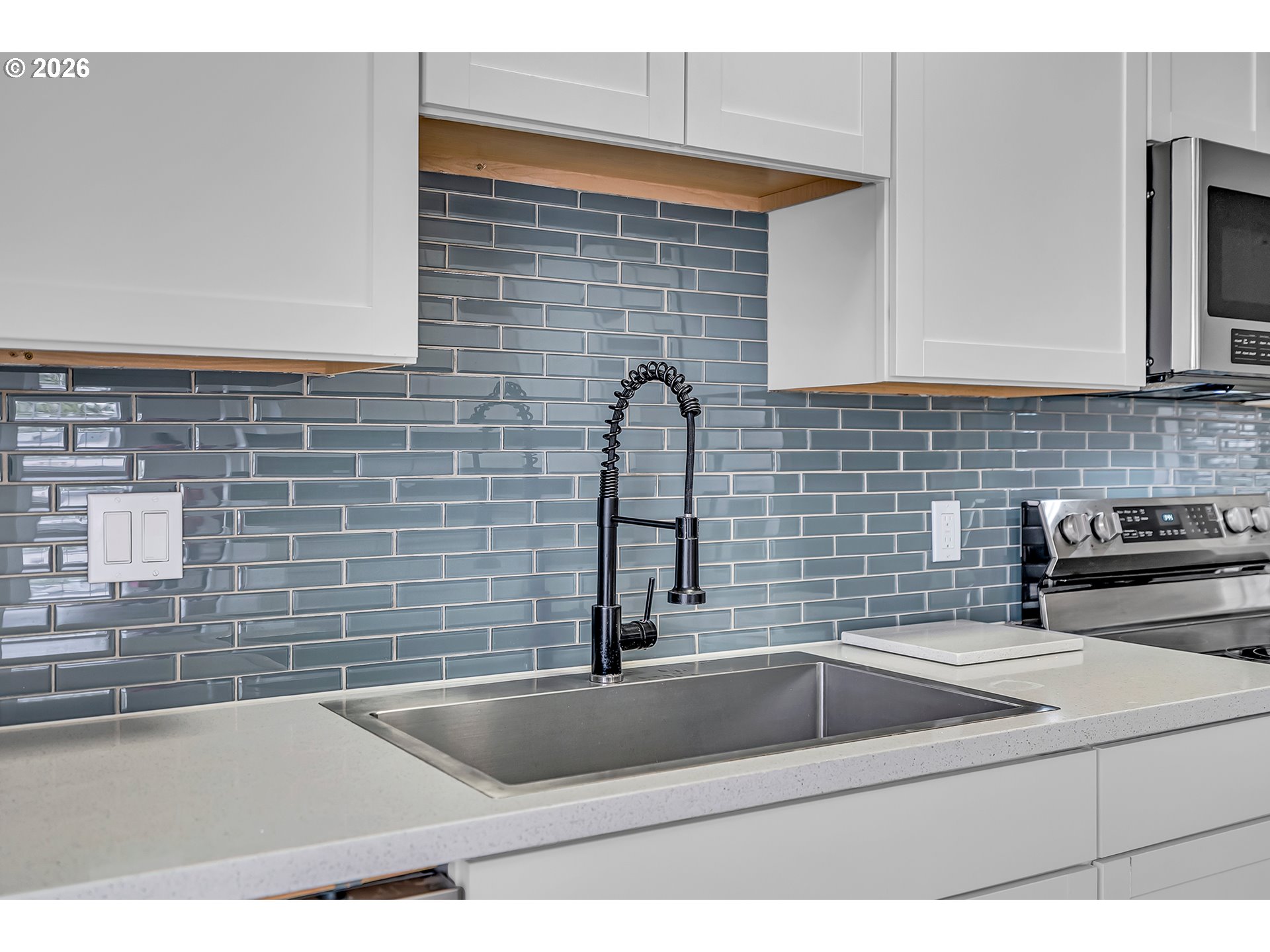 672 Southwest Sunset Way Troutdale, OR 97060 - Photo 10 of 38