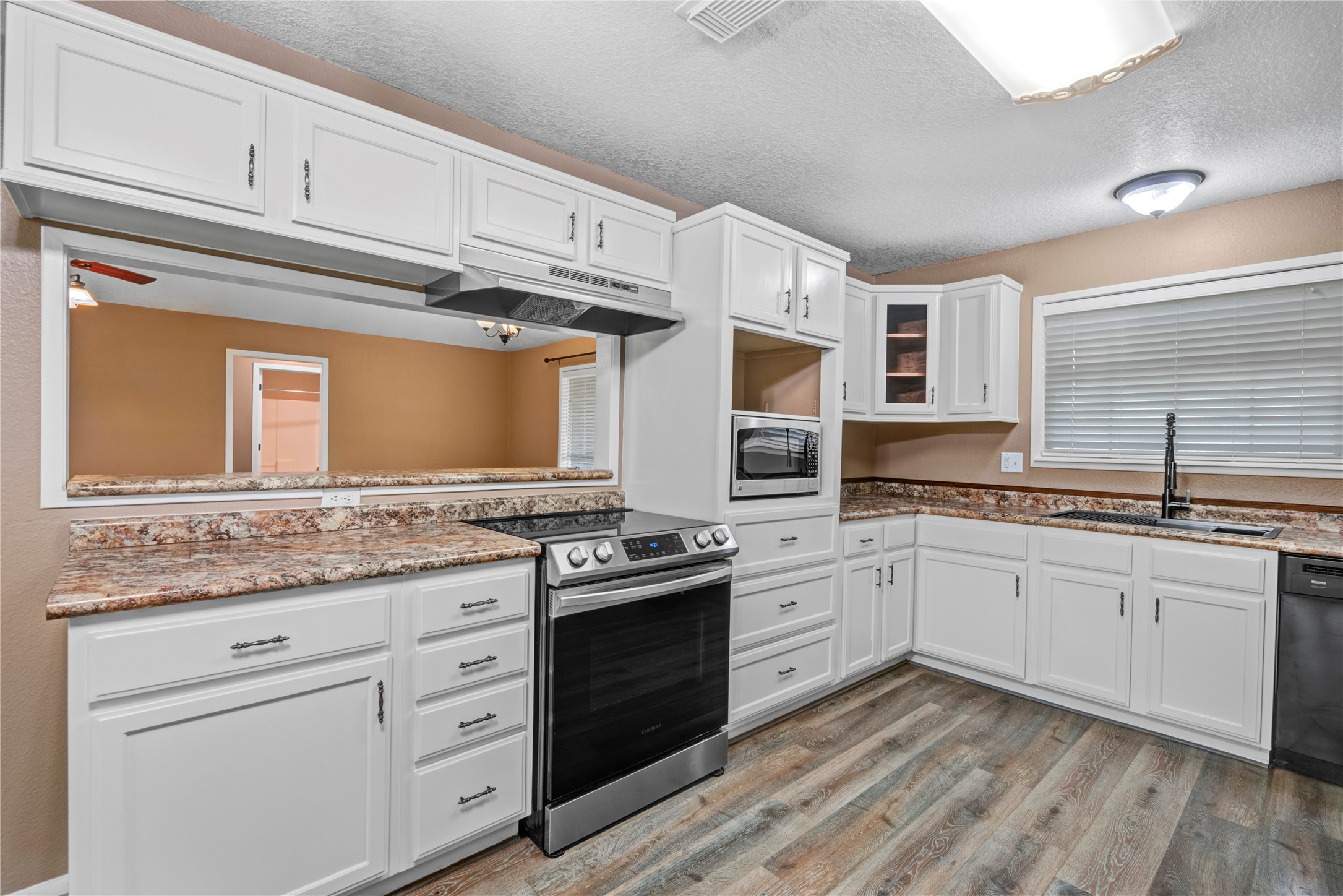 21503 Pecan Bend Road Damon, TX 77430 - Photo 15 of 39 a kitchen with stainless steel appliances granite countertop a stove and a sink