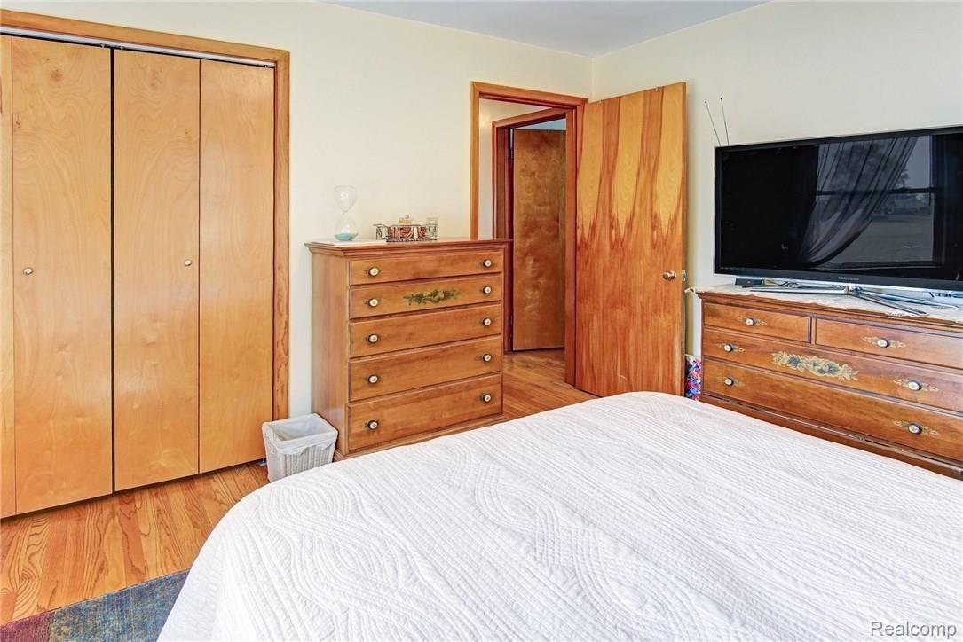 33480 Hayes Road Fraser, MI 48026 - Photo 20 of 29 Oversized closets.jpg