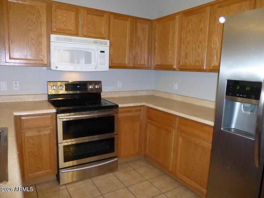 2727 North Price Road, Unit 28 Chandler, AZ 85224 - Photo 4 of 14 a kitchen with appliances and cabinets