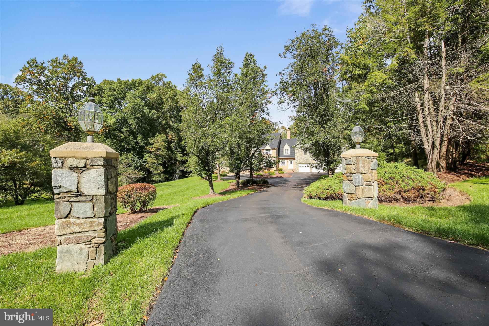 11100 Tara Road Potomac, MD 20854 - Photo 55 of 58 Elegant driveway